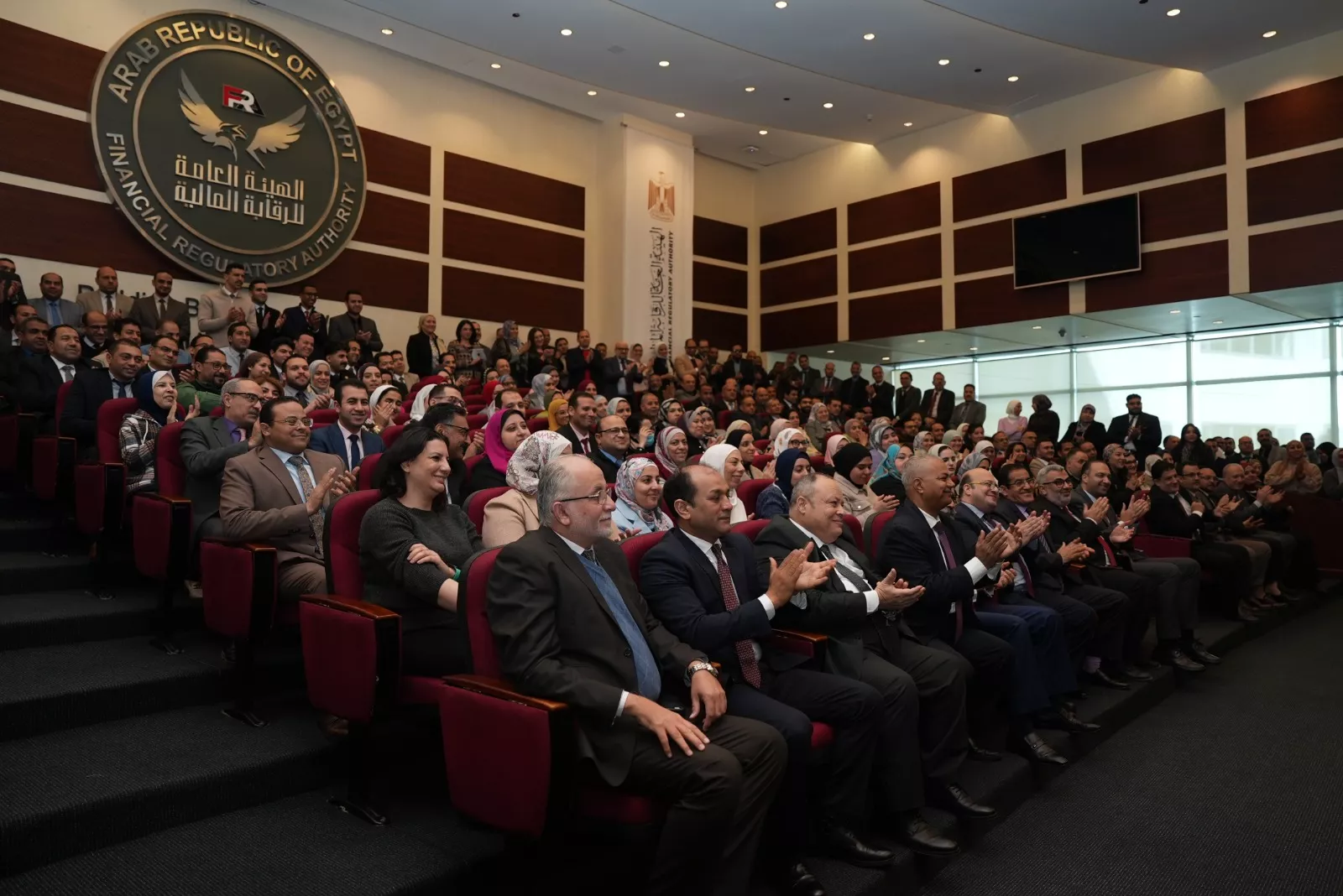 الدكتور إسلام عزام رئيس هيئة الرقابة المالية يلتقي بالعاملين