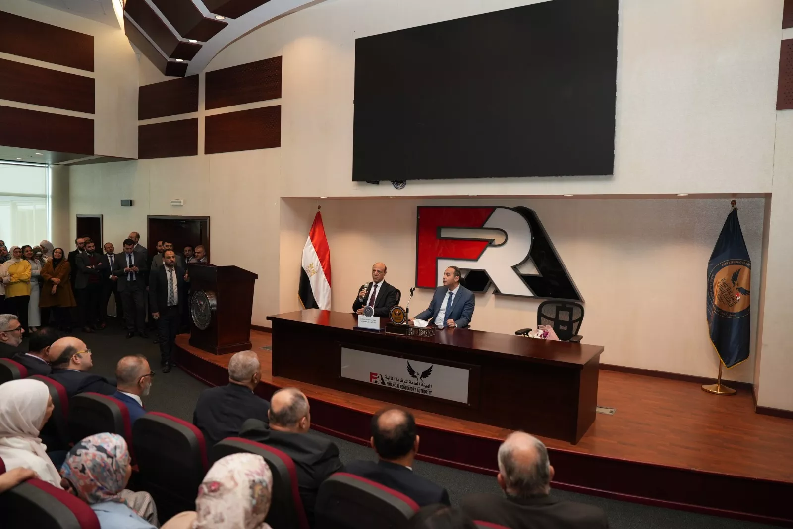 الدكتور إسلام عزام رئيس هيئة الرقابة المالية يلتقي بالعاملين