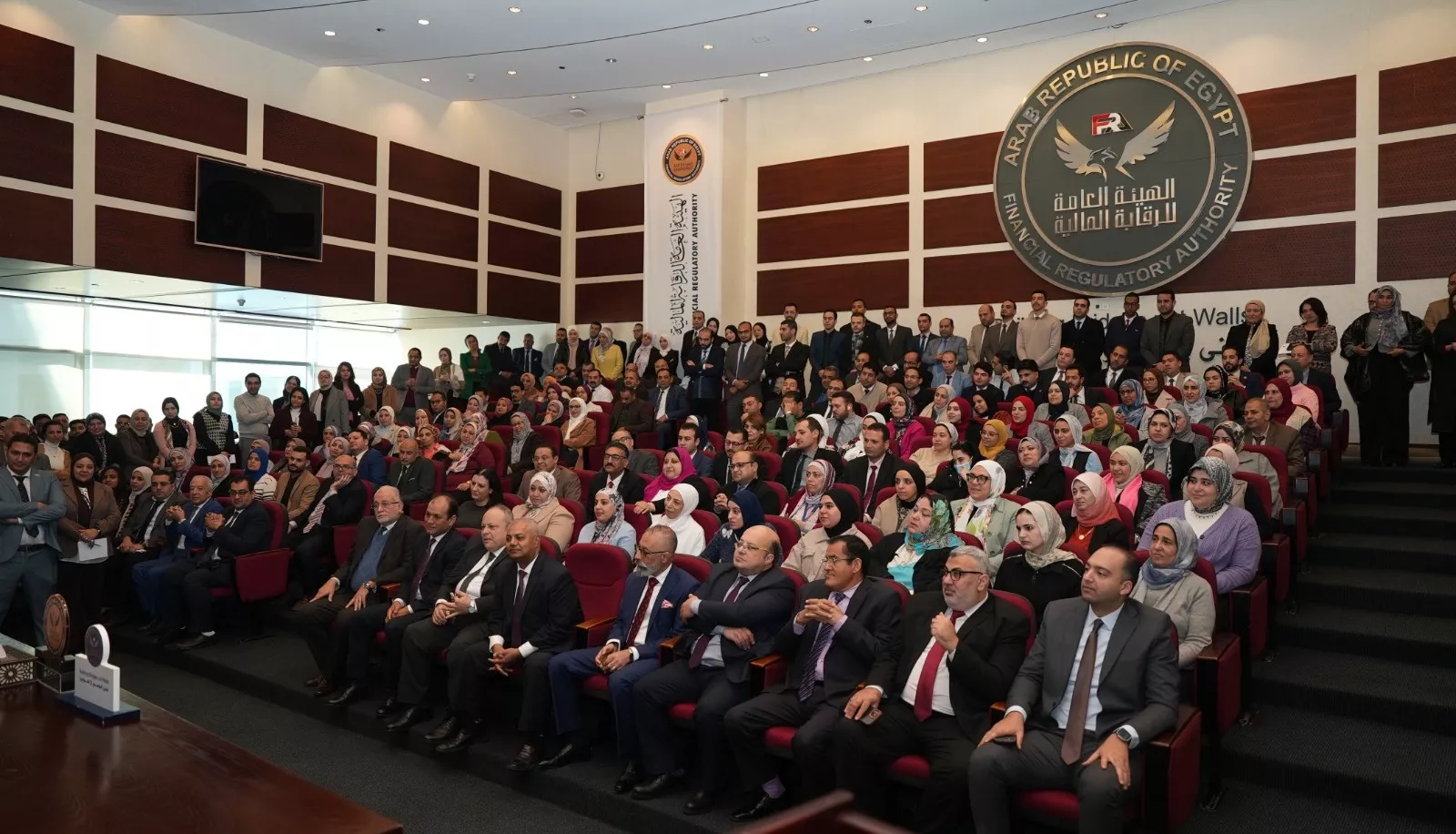 الدكتور إسلام عزام رئيس هيئة الرقابة المالية يلتقي بالعاملين