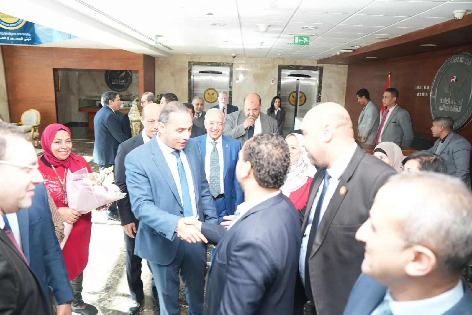 الدكتور إسلام عزام رئيس هيئة الرقابة المالية يلتقي بالعاملين