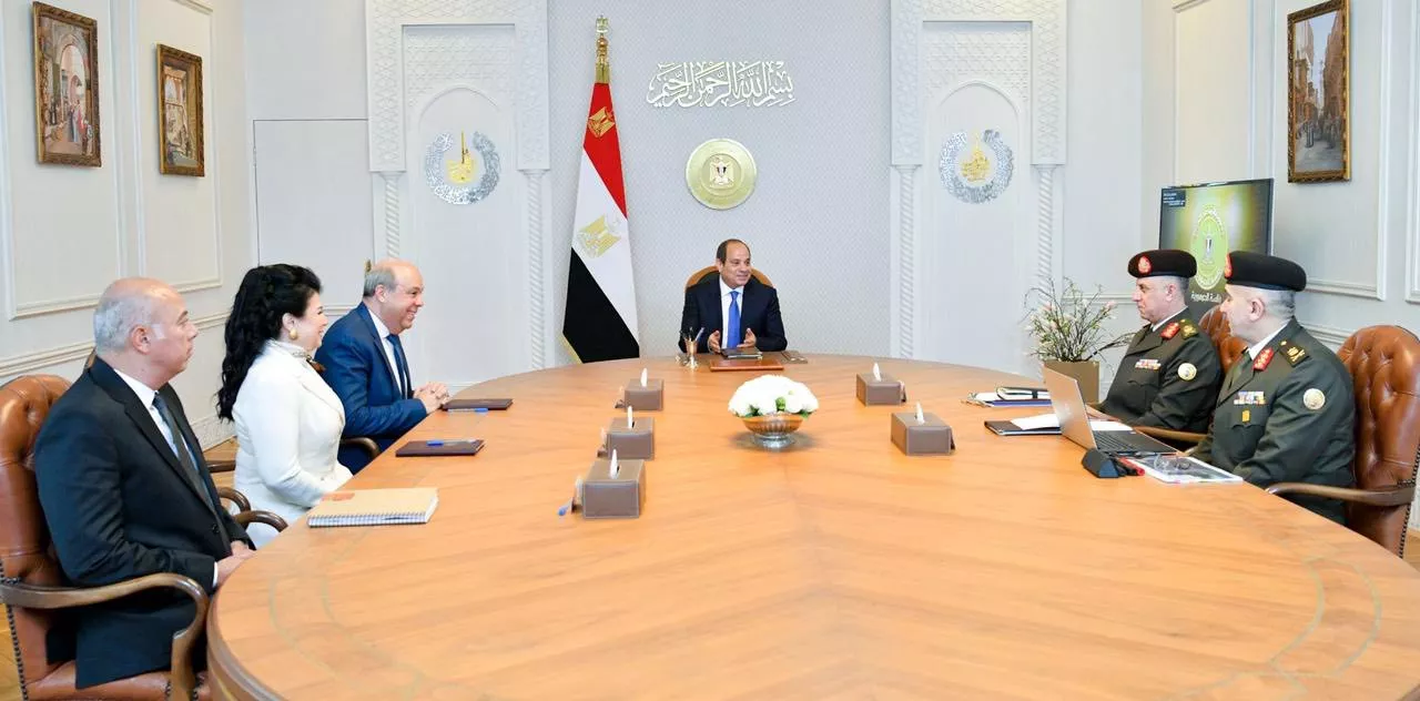 الرئيس عبد الفتاح السيسي يجتمع مع وزير الطيران المدني