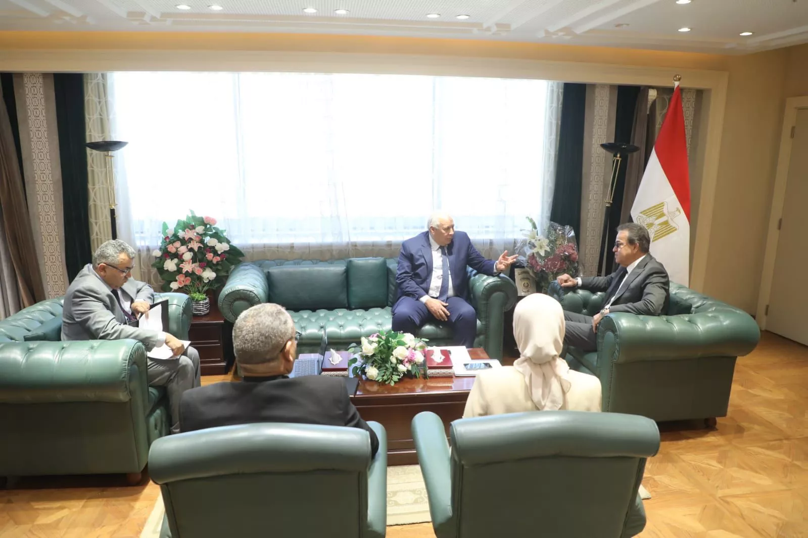 وزير الصحة يجتمع مع محافظ مطروح