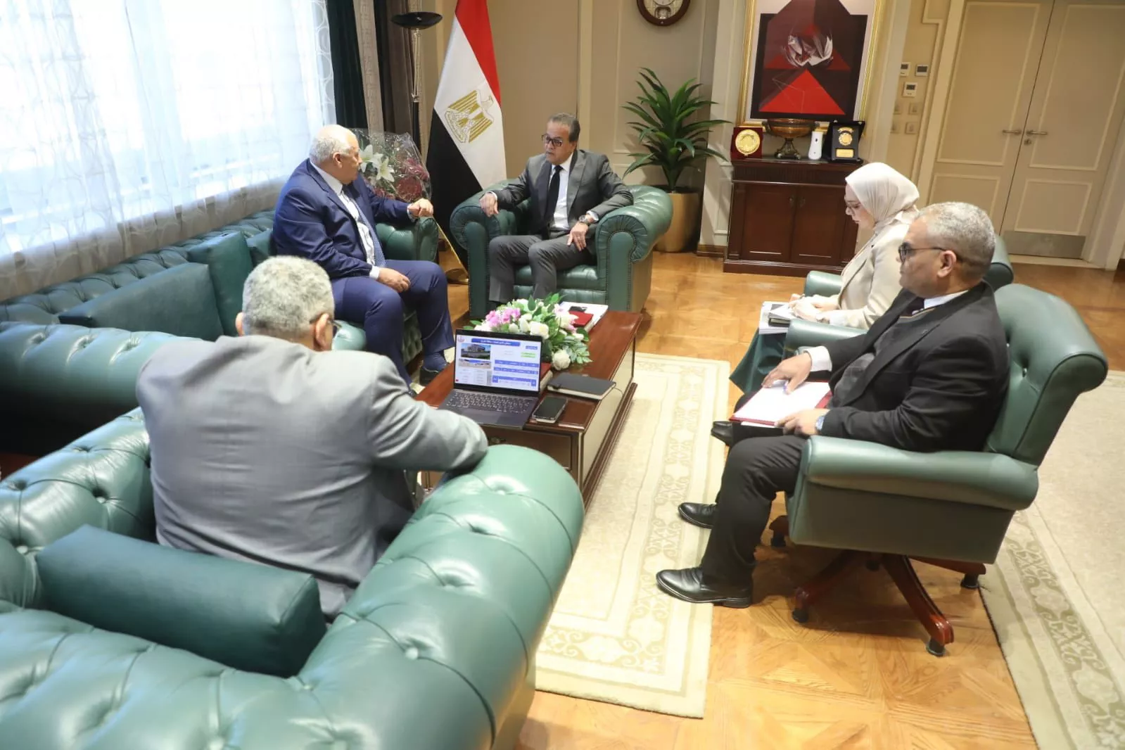 وزير الصحة يجتمع مع محافظ مطروح