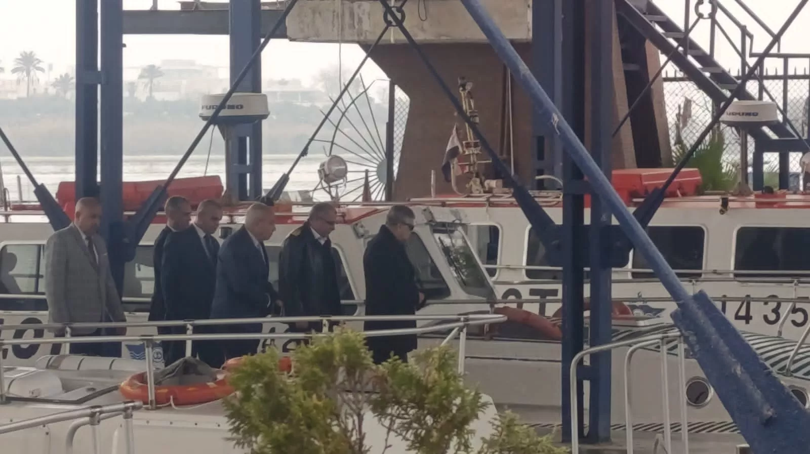 الفريق أسامة ربيع يتابع انتظام حركة الملاحة بالقناة