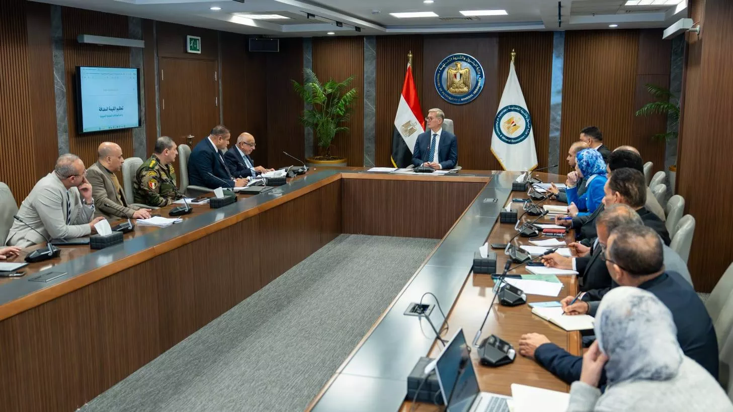 وزير البترول يبحث تنفيذ المسح الجوي الشامل للمعادن في مصر