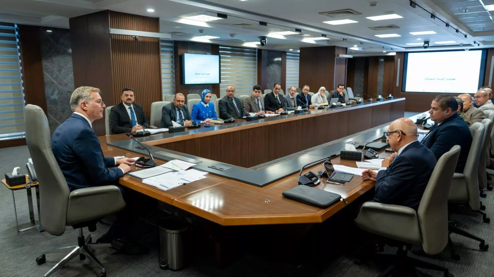 وزير البترول يبحث تنفيذ المسح الجوي الشامل للمعادن في مصر