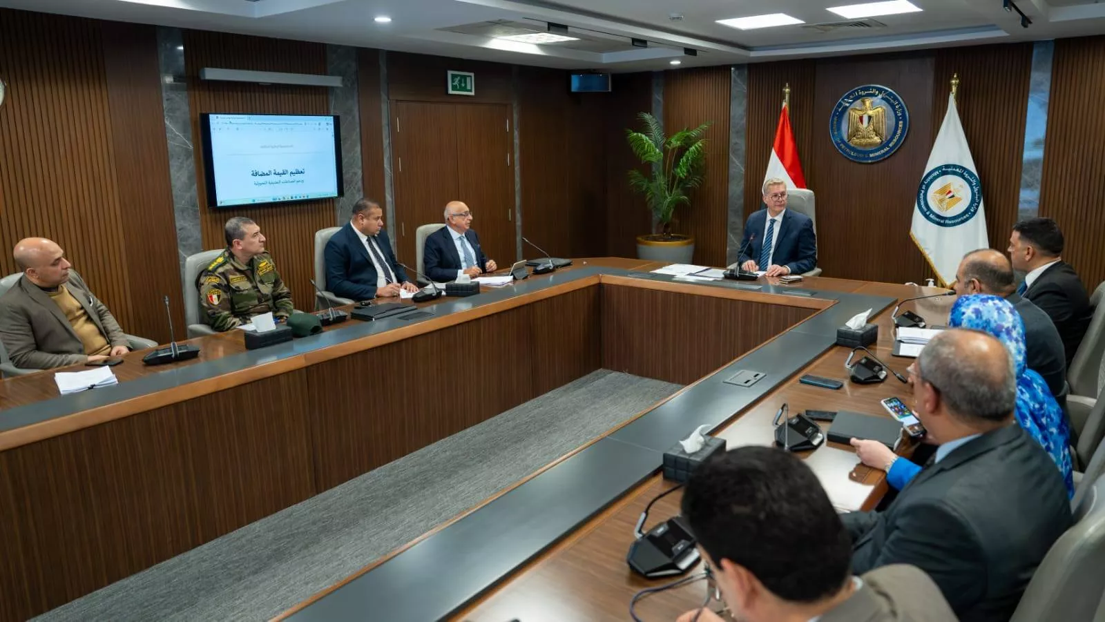 وزير البترول يبحث تنفيذ المسح الجوي الشامل للمعادن في مصر