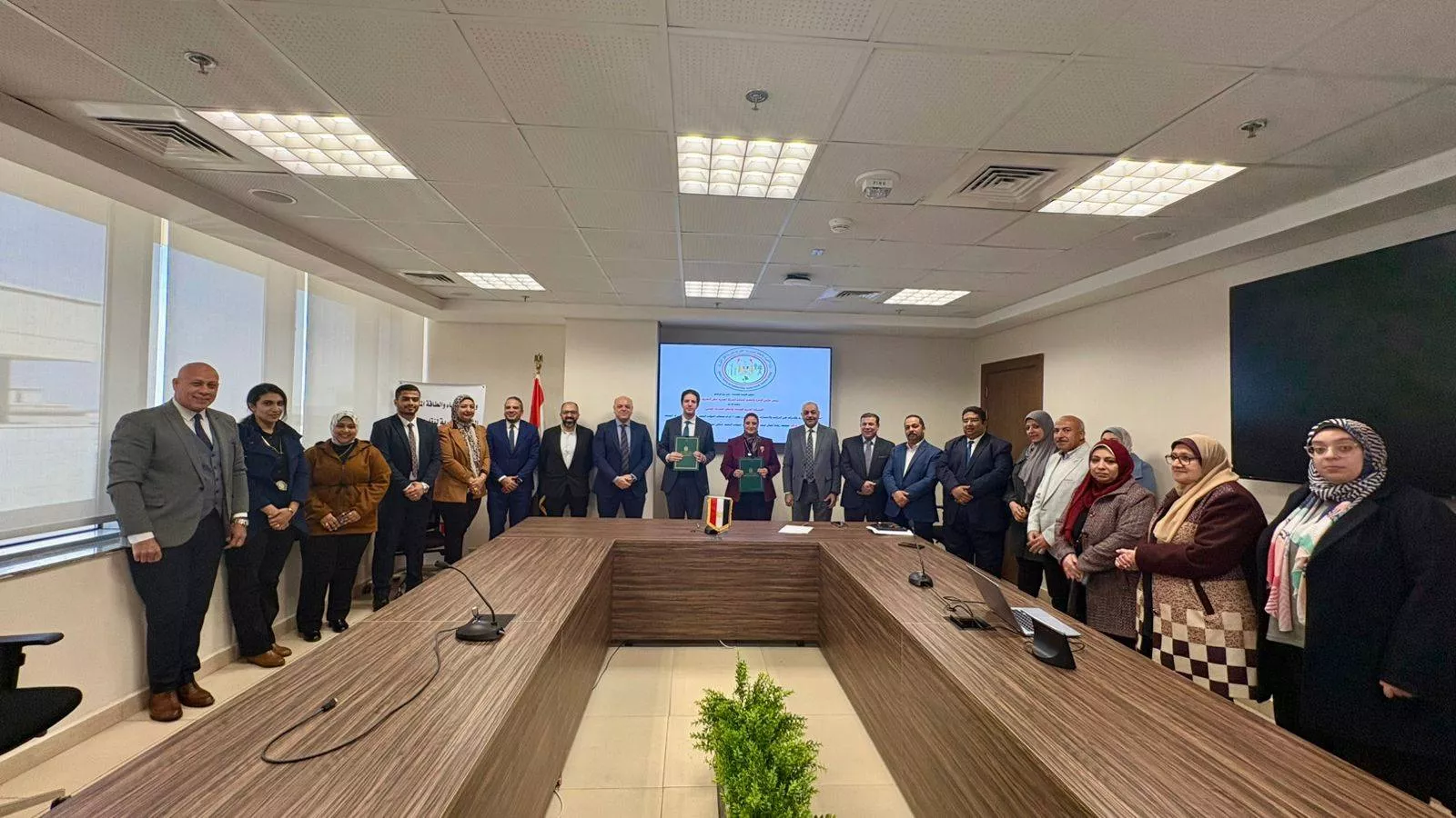 المصرية لنقل الكهرباء توقع عقدًا لتوريد 24 موزع لدعم الشبكة القومية