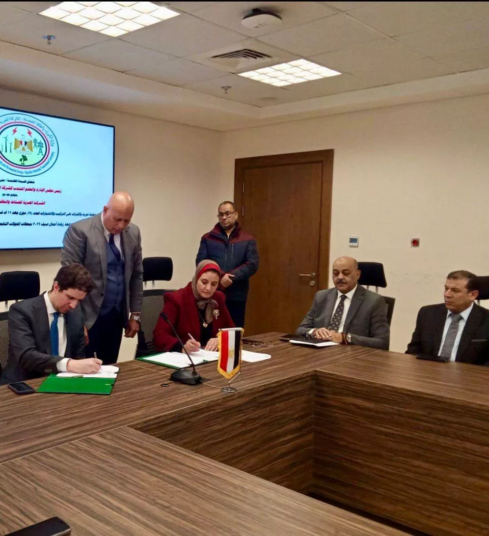 المصرية لنقل الكهرباء توقع عقدًا لتوريد 24 موزع لدعم الشبكة القومية