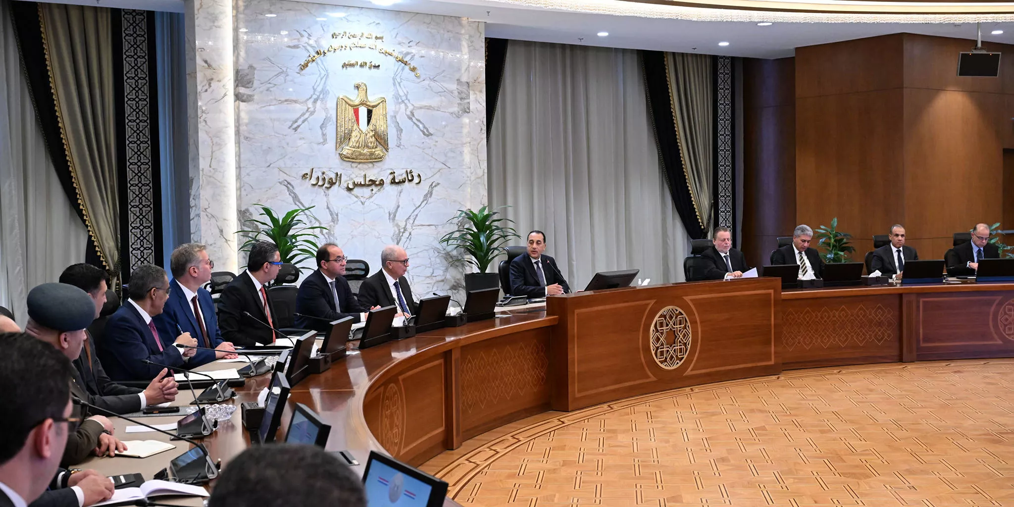 رئيس الوزراء يترأس اجتماع لجنة إدارة الأزمات المركزية