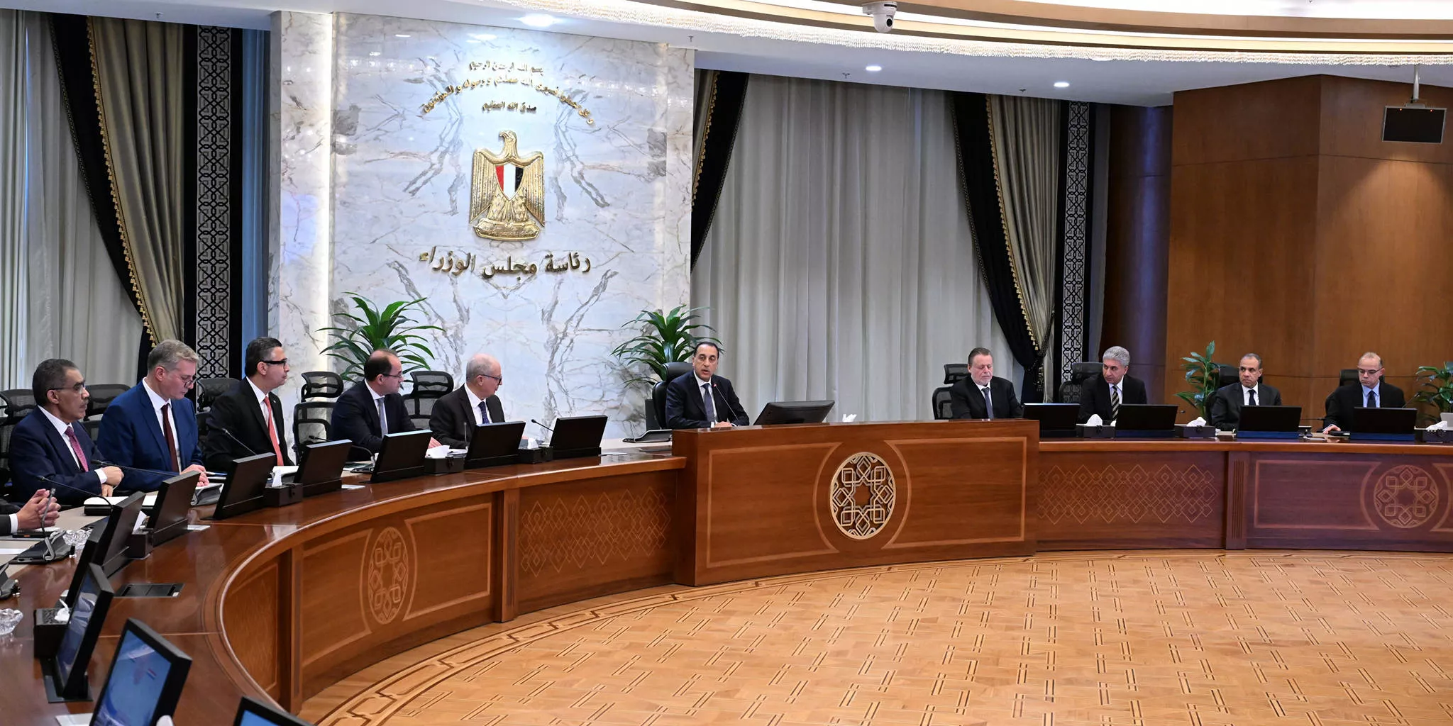 رئيس الوزراء يترأس اجتماع لجنة إدارة الأزمات المركزية