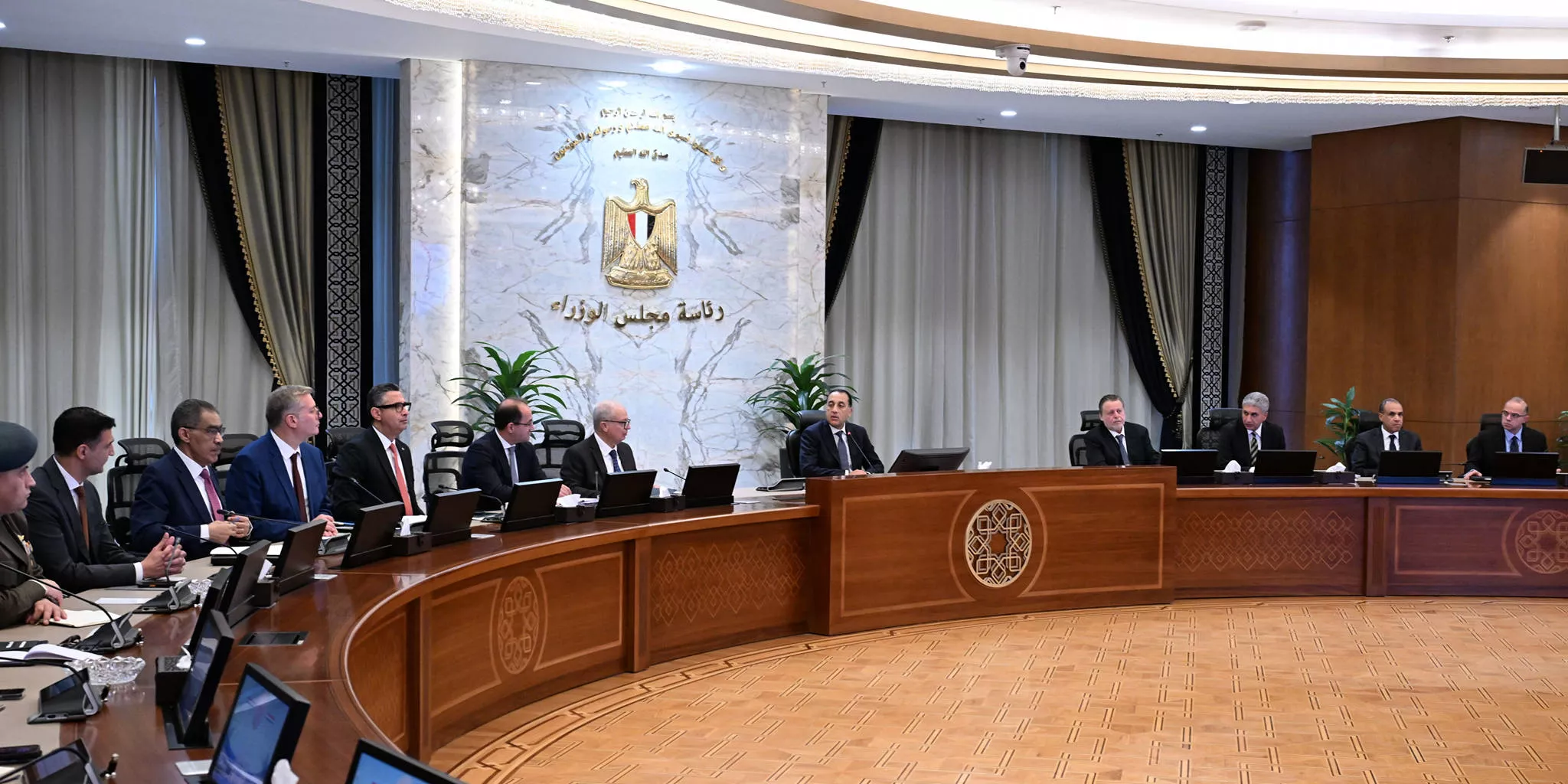 رئيس الوزراء يترأس اجتماع لجنة إدارة الأزمات المركزية