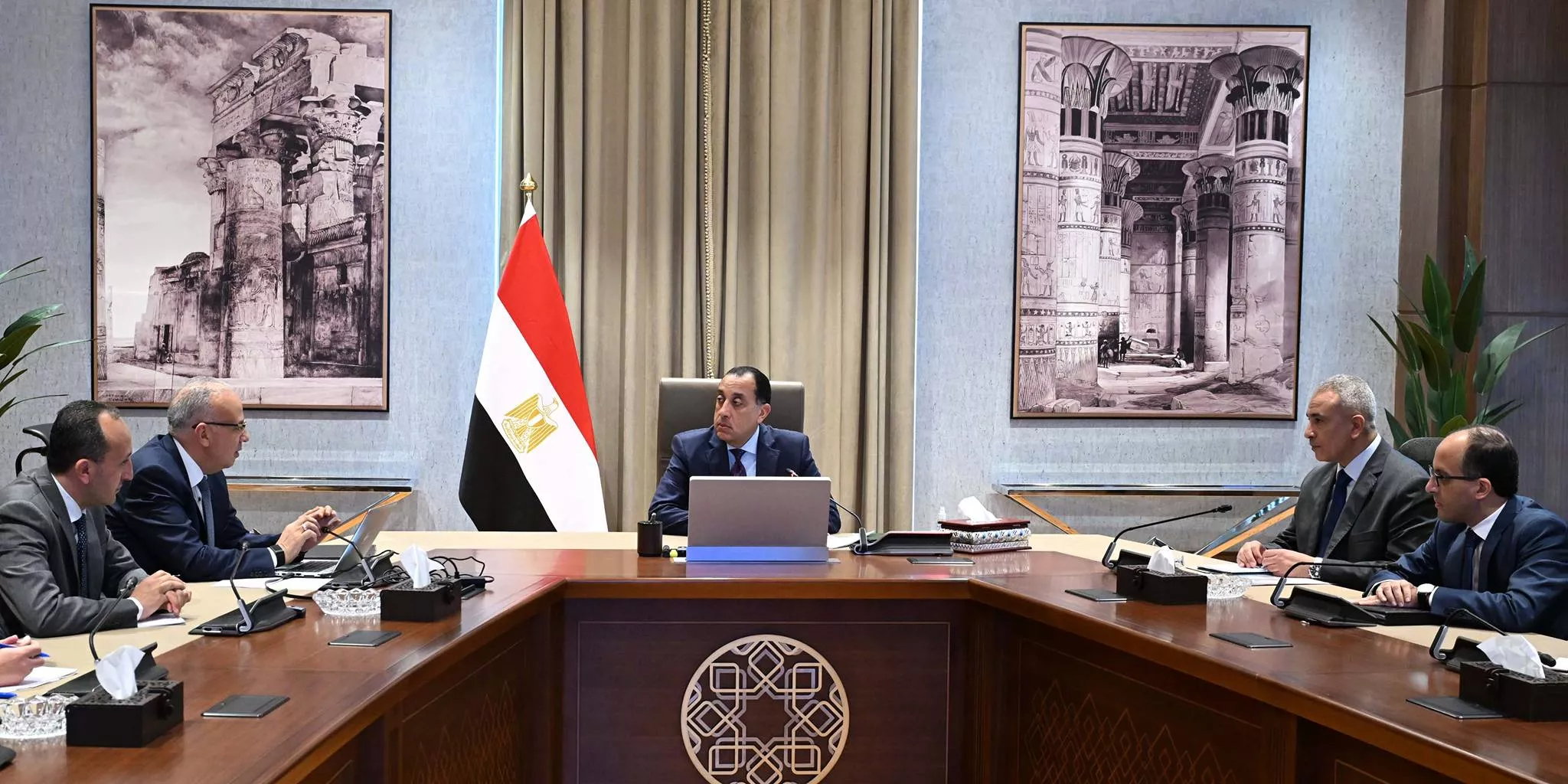 رئيس الوزراء يجتمع مع وزير الرى