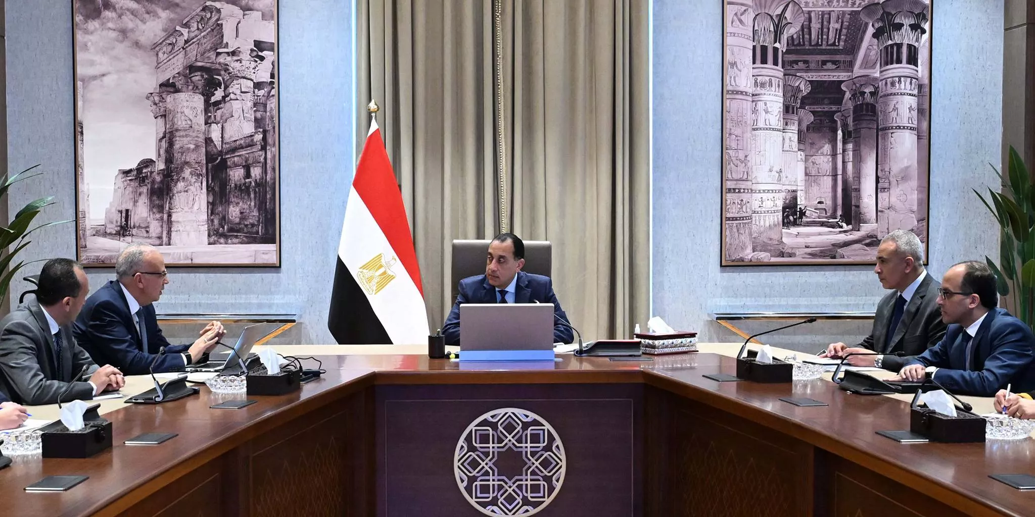 رئيس الوزراء يجتمع مع وزير الرى