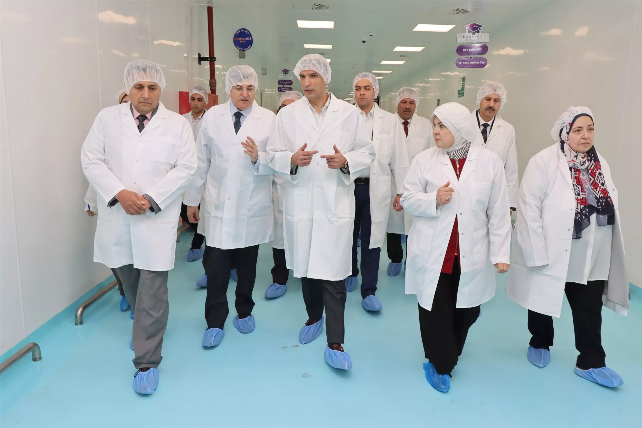 وزير الصناعة ومحافظ القليوبية يتفقدان مصنع شركة آمون للأدوية