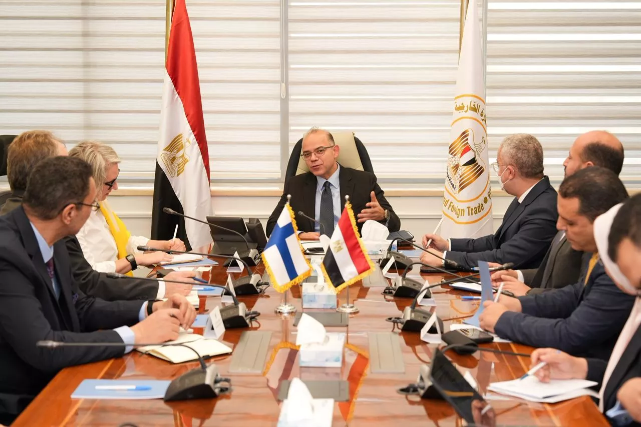 وزير الاستثمار والتجارة الخارجية يلتقي سفيرة فنلندا