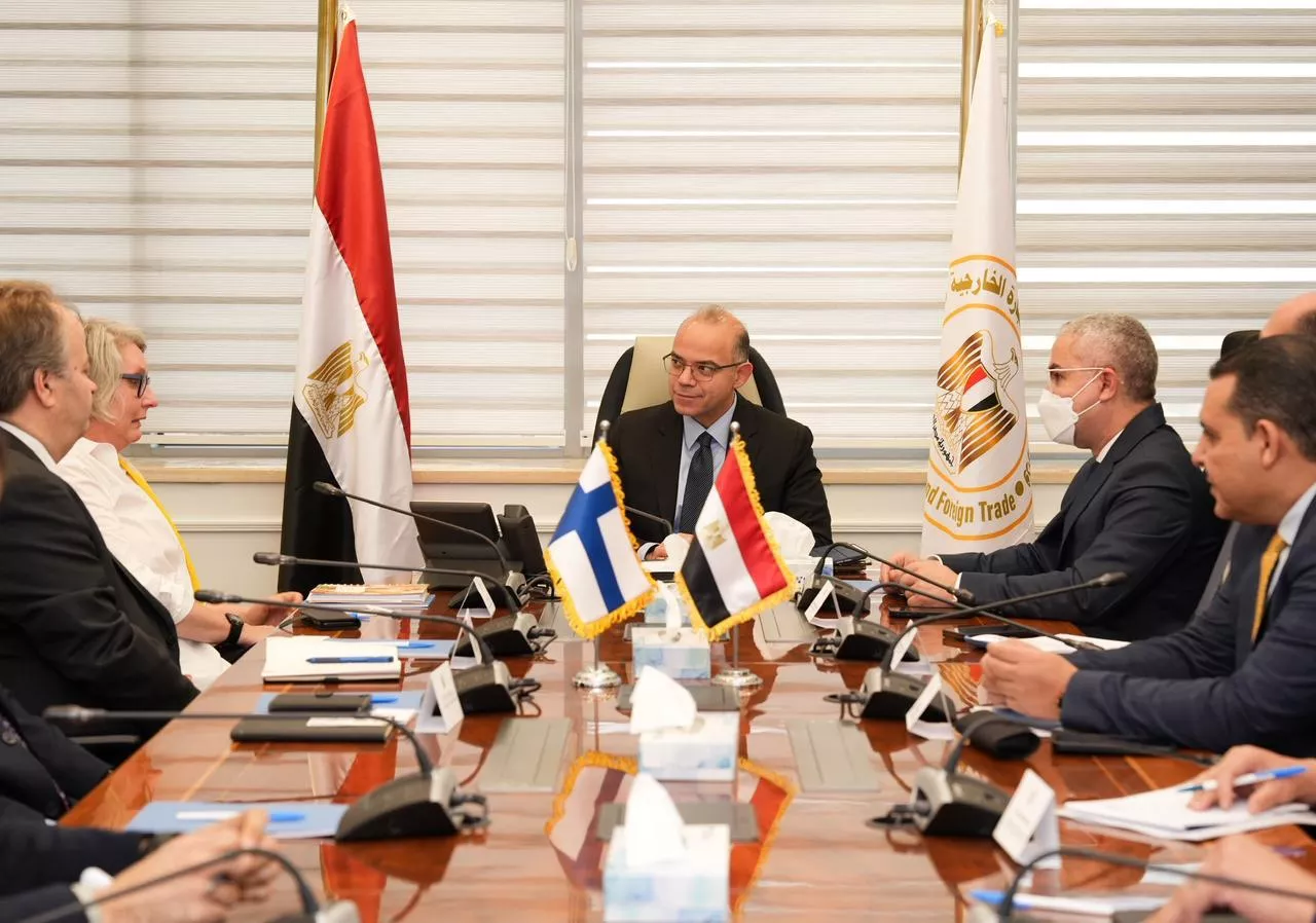 وزير الاستثمار والتجارة الخارجية يلتقي سفيرة فنلندا