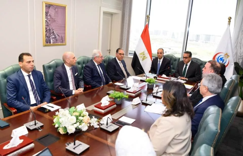 وزيرا الخارجية والصحة يوقعان بروتوكول علاجك في مصر