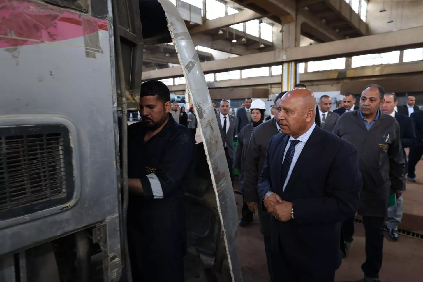 وزير النقل يتفقد المركز الفني للصيانة والإصلاح