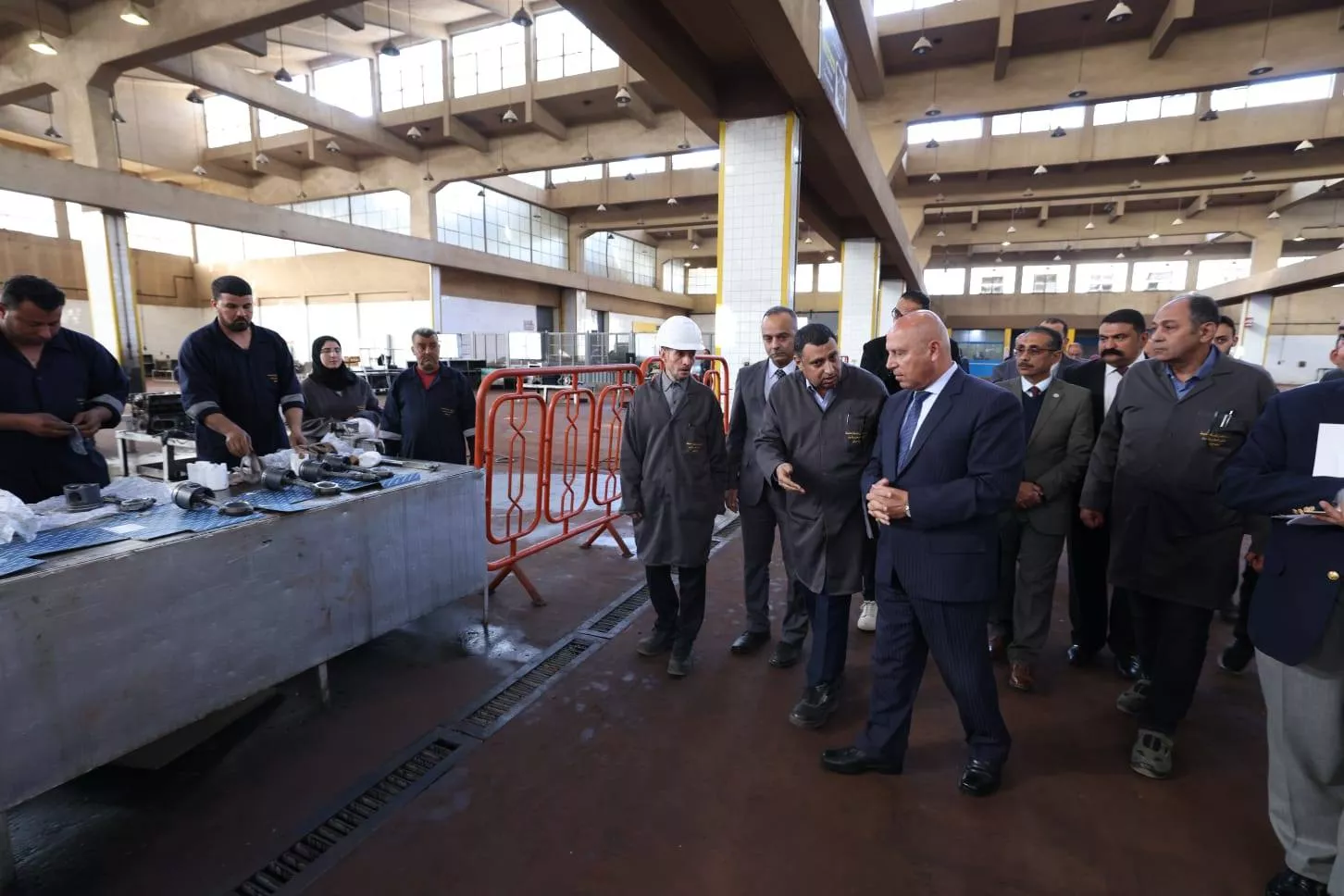 وزير النقل يتفقد المركز الفني للصيانة والإصلاح