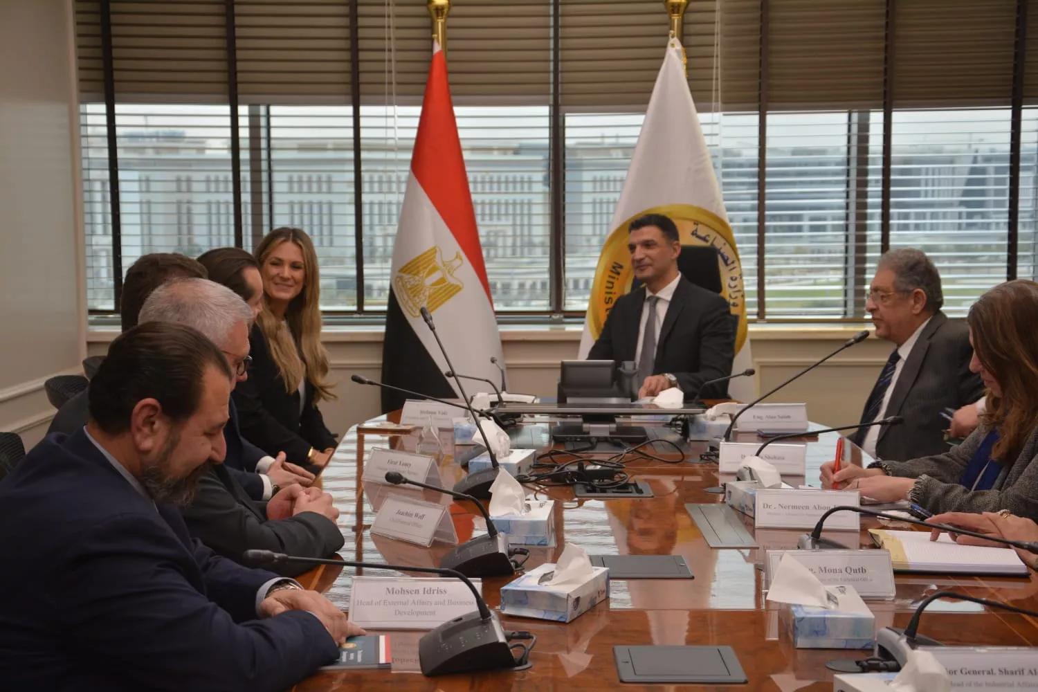 وزير الصناعة يجتمع مع وفد شركة مرسيدس - بنز إيجيبت