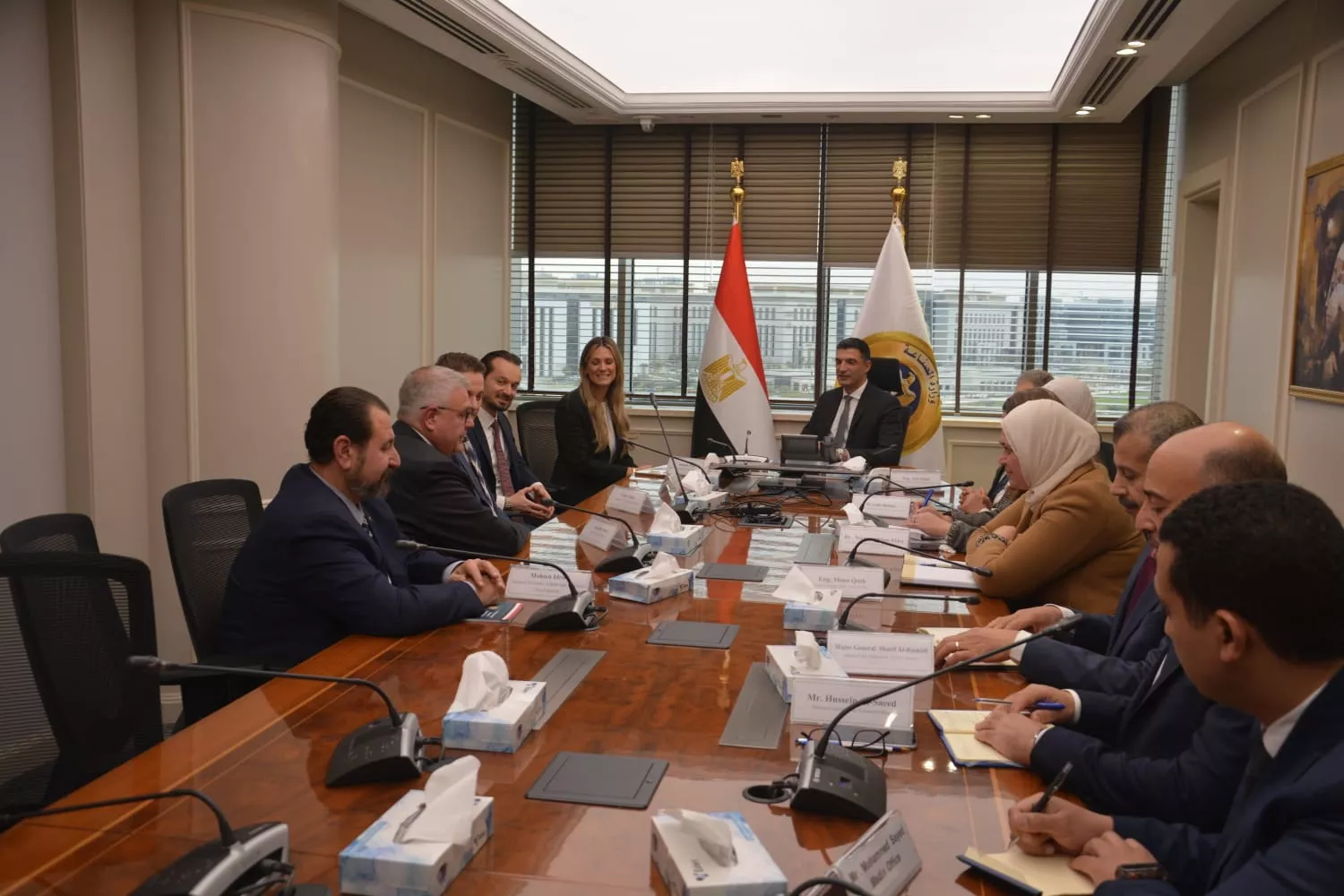 وزير الصناعة يجتمع مع وفد شركة مرسيدس - بنز إيجيبت