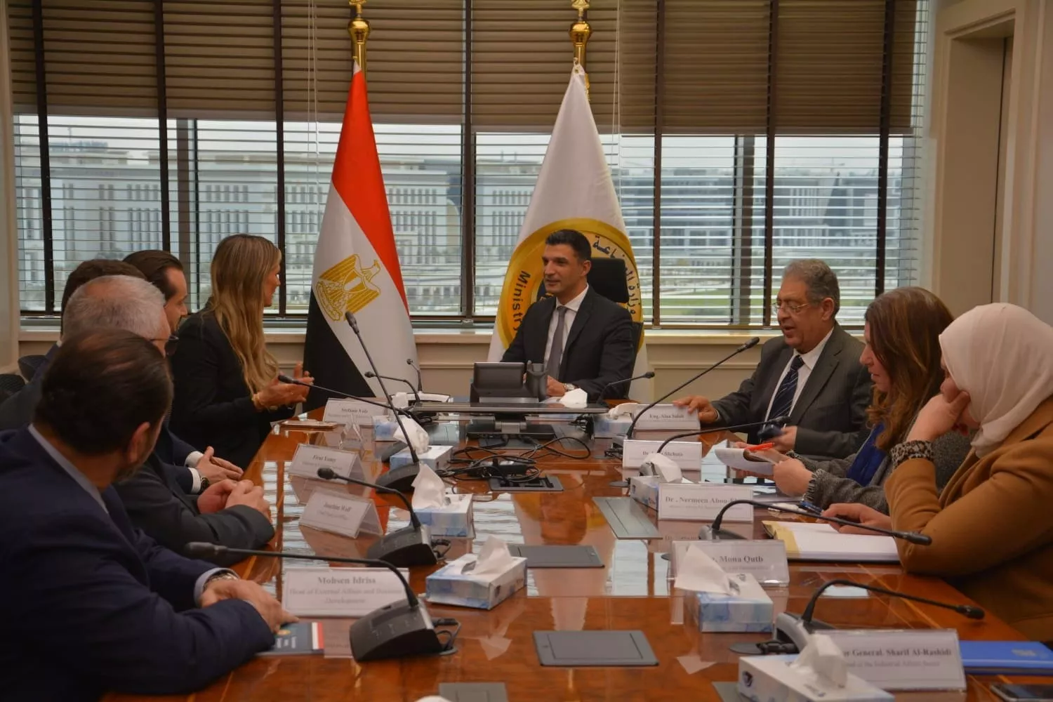 وزير الصناعة يجتمع مع وفد شركة مرسيدس - بنز إيجيبت