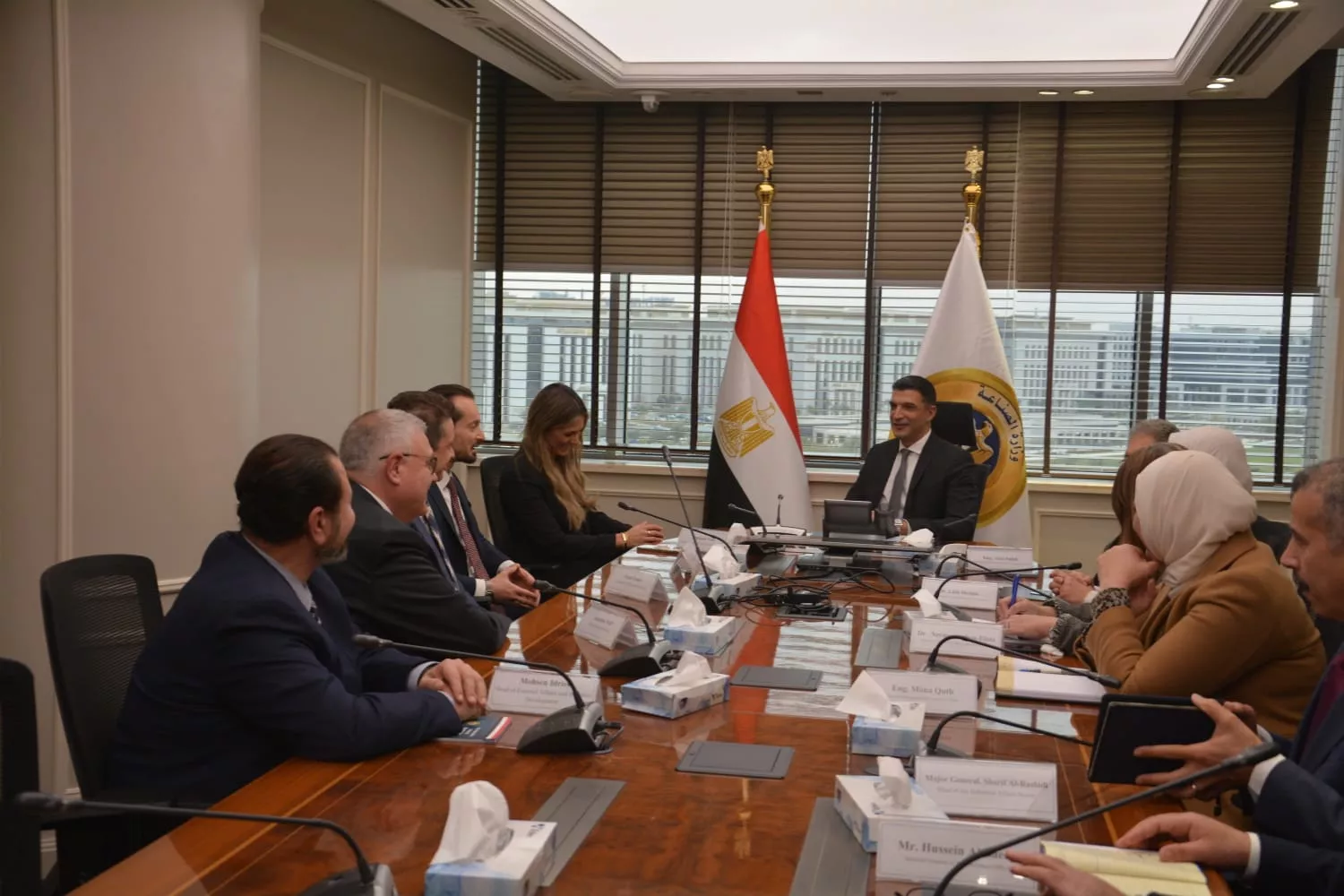 وزير الصناعة يجتمع مع وفد شركة مرسيدس - بنز إيجيبت