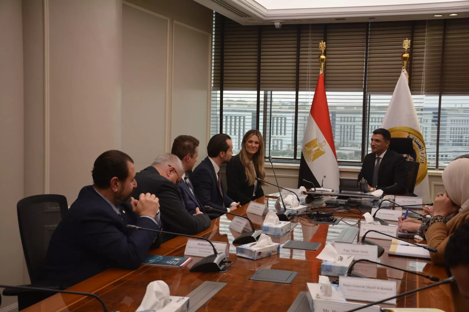 وزير الصناعة يجتمع مع وفد شركة مرسيدس - بنز إيجيبت