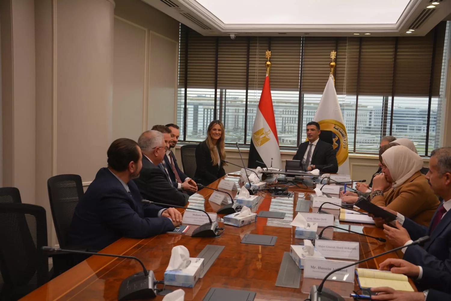 وزير الصناعة يجتمع مع وفد شركة مرسيدس - بنز إيجيبت