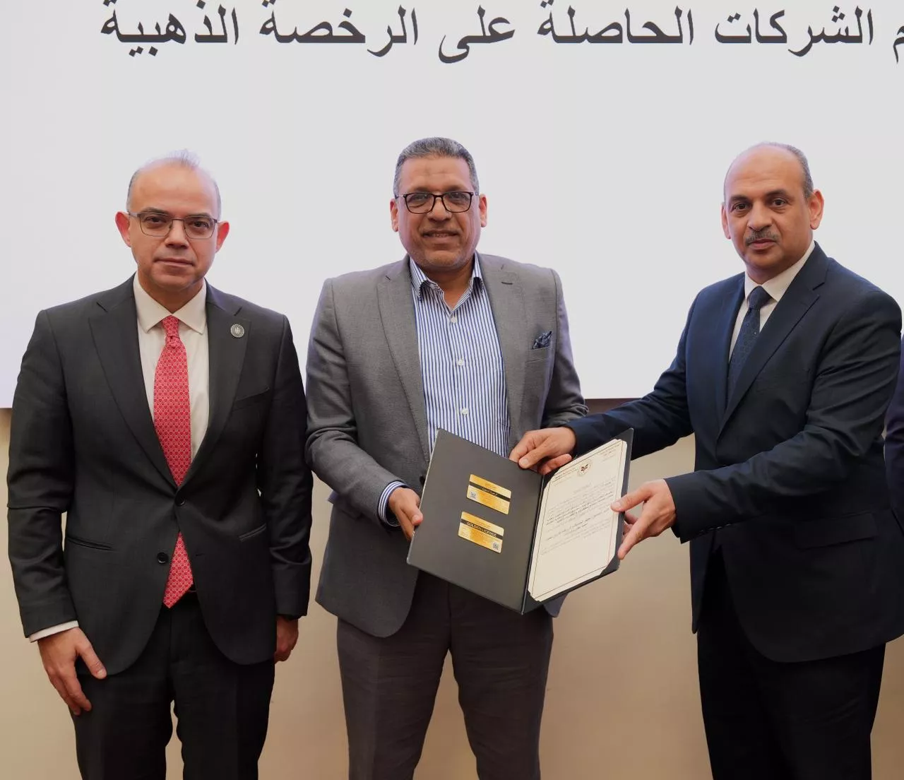 وزير الاستثمار يُسلم رخص ذهبية لـ 8 مشروعات مصرية وأجنبية وعربية
