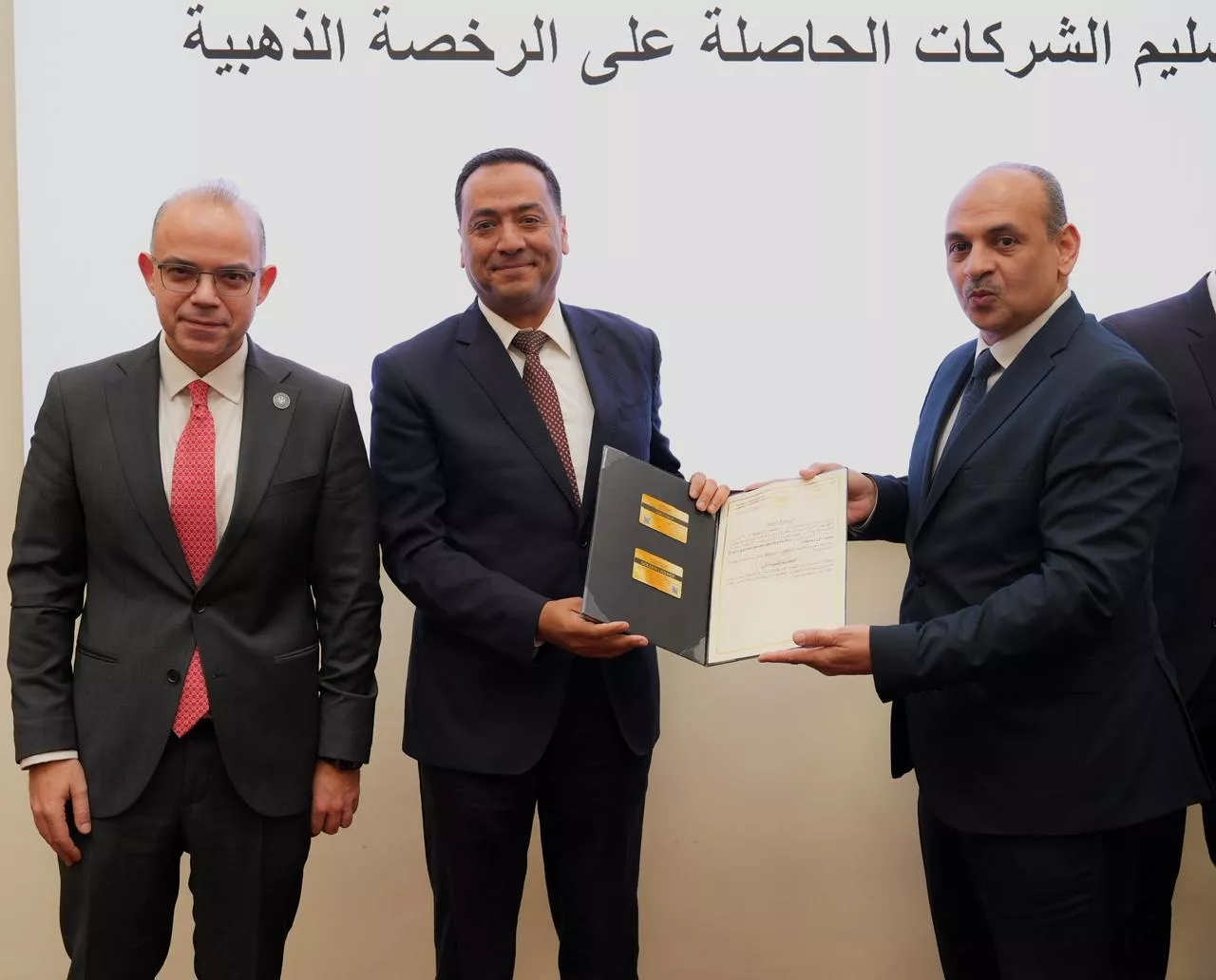 وزير الاستثمار يُسلم رخص ذهبية لـ 8 مشروعات مصرية وأجنبية وعربية