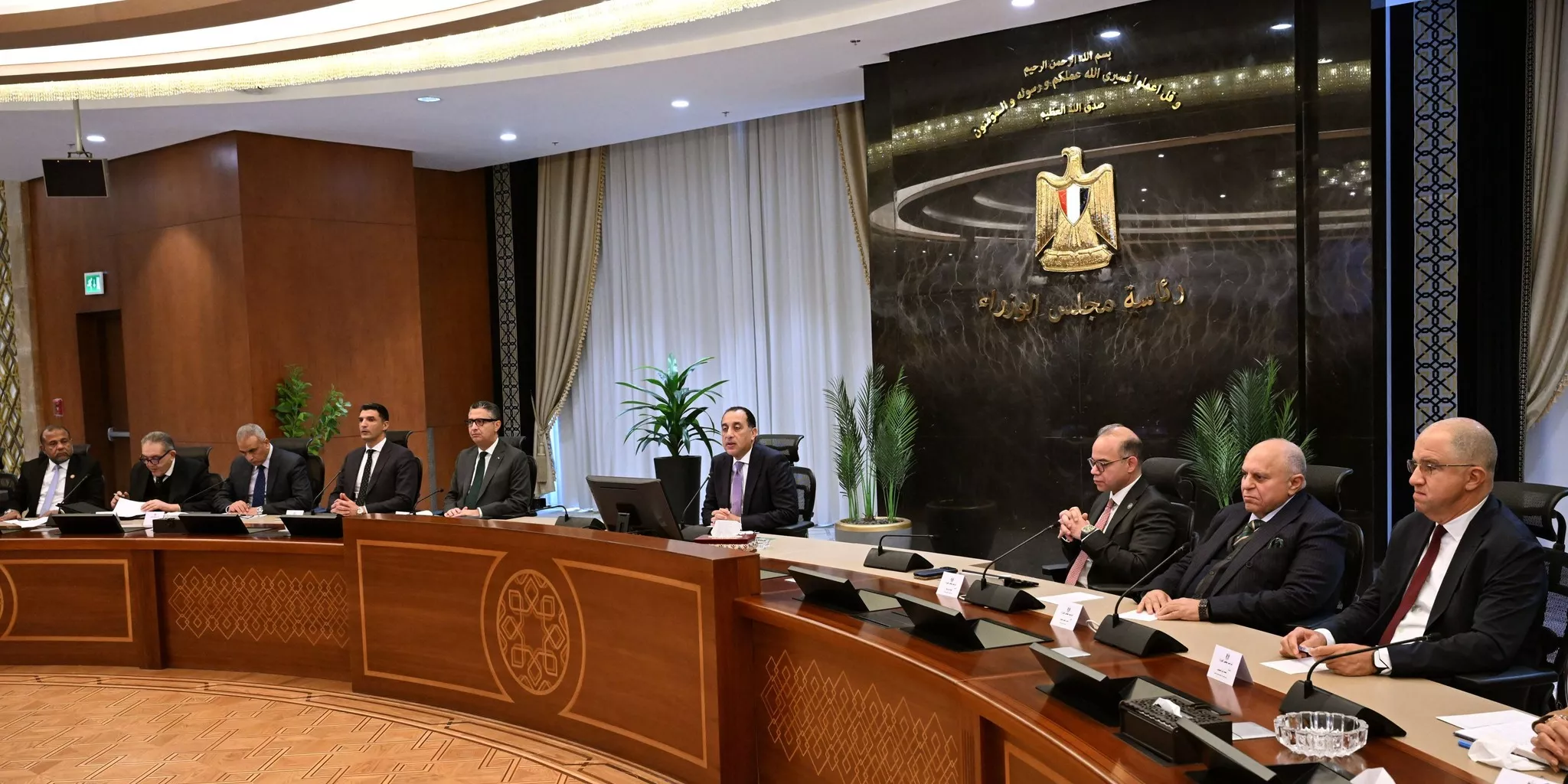 رئيس الوزراء يعقد اجتماع مع رؤساء الغرف الصناعية والتجارية