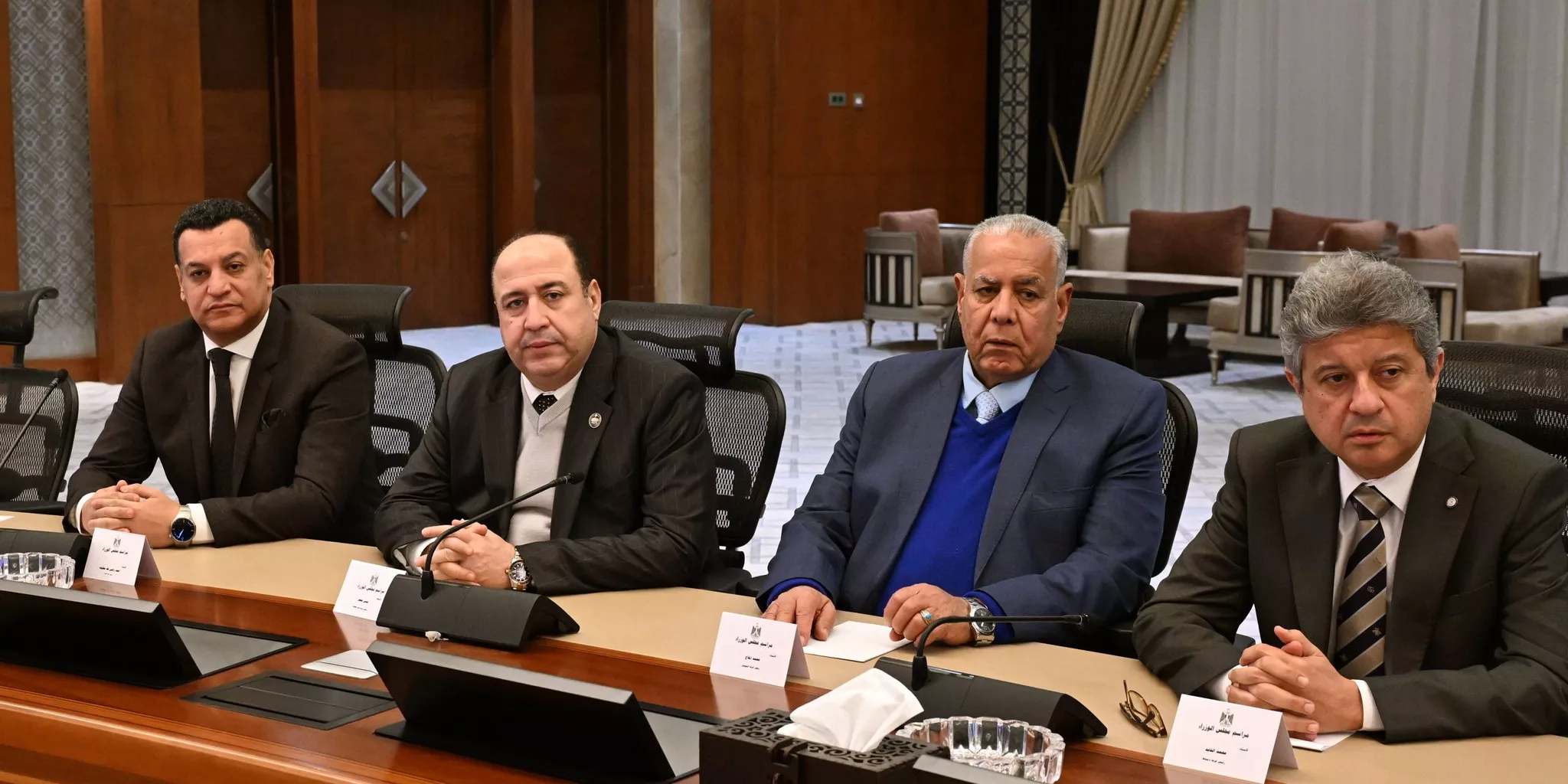 رئيس الوزراء يعقد اجتماع مع رؤساء الغرف الصناعية والتجارية