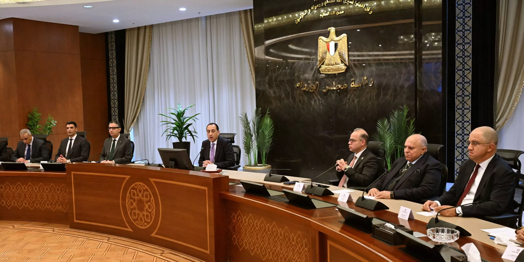 رئيس الوزراء يعقد اجتماع مع رؤساء الغرف الصناعية والتجارية