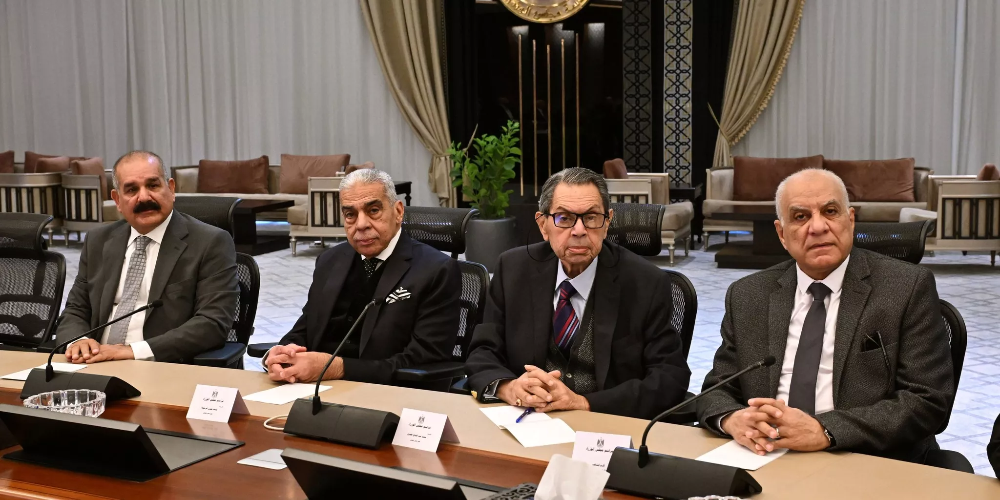 رئيس الوزراء يعقد اجتماع مع رؤساء الغرف الصناعية والتجارية