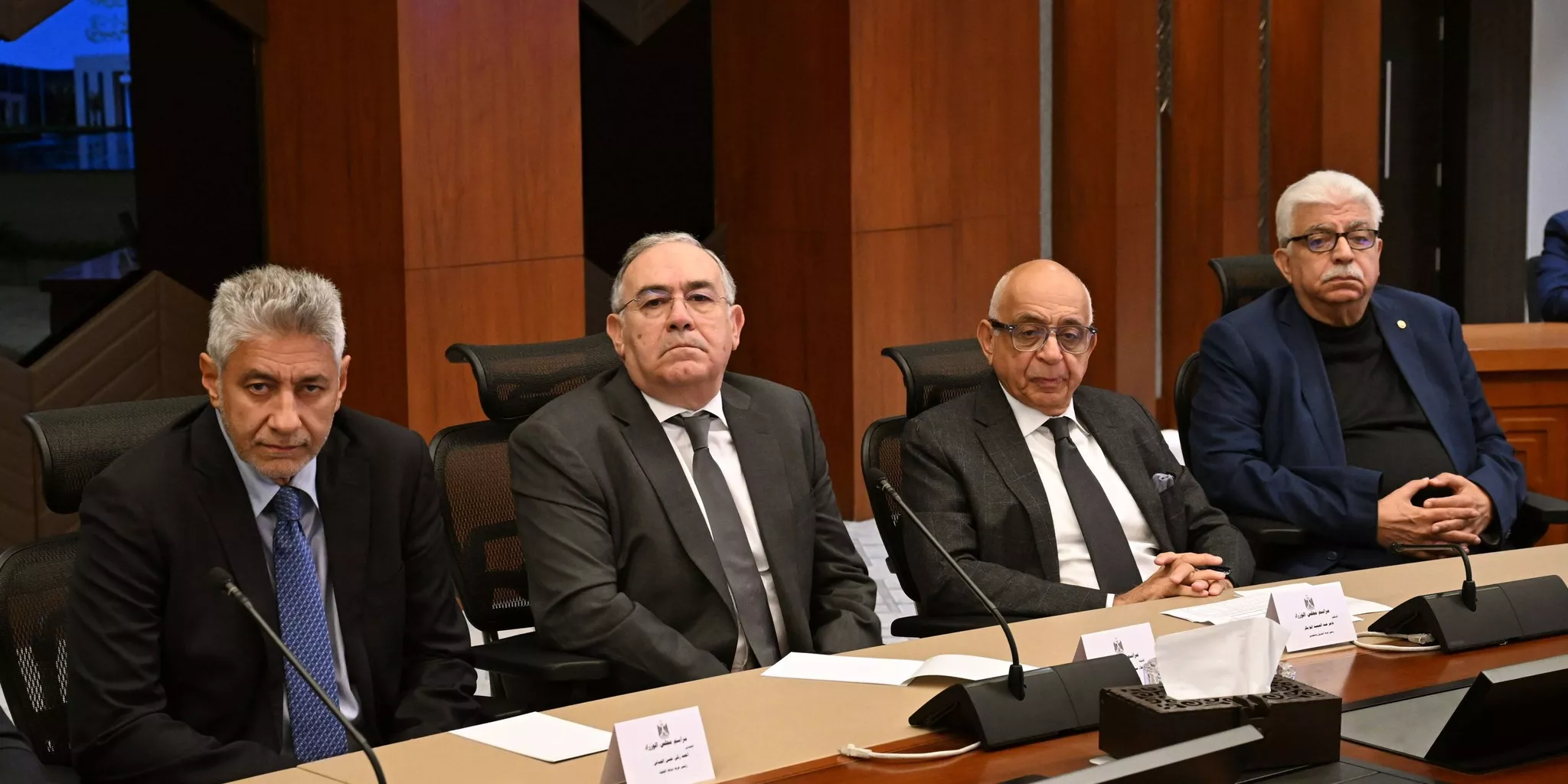 رئيس الوزراء يعقد اجتماع مع رؤساء الغرف الصناعية والتجارية