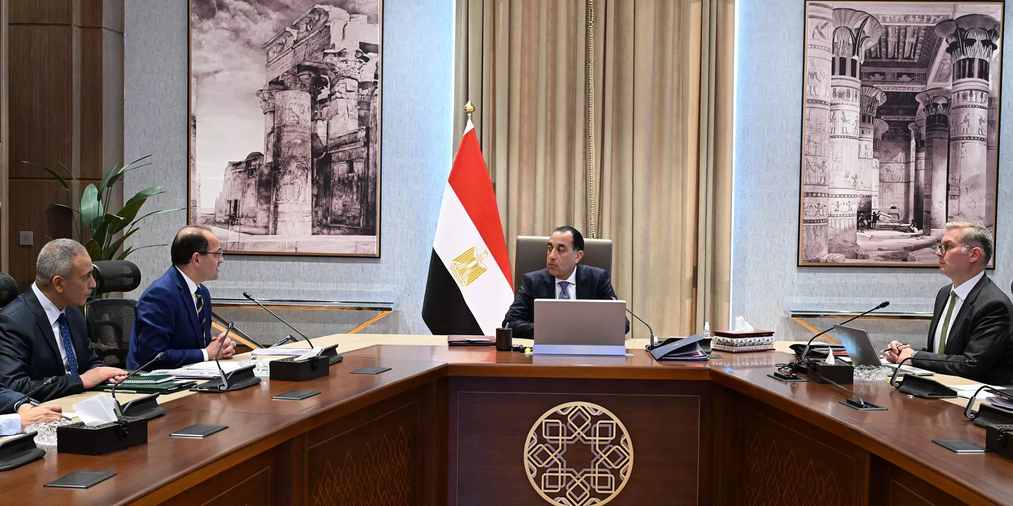 اجتماع رئيس الوزراء مع وزيري المالية والبترول