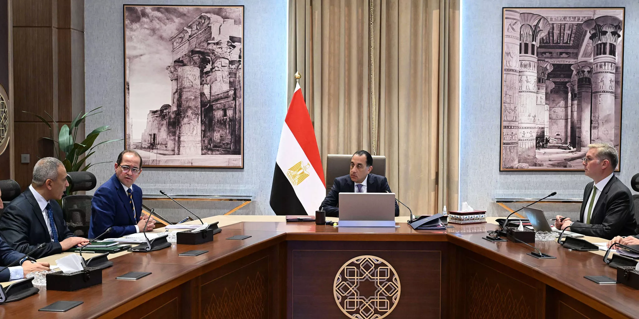 اجتماع رئيس الوزراء مع وزيري المالية والبترول