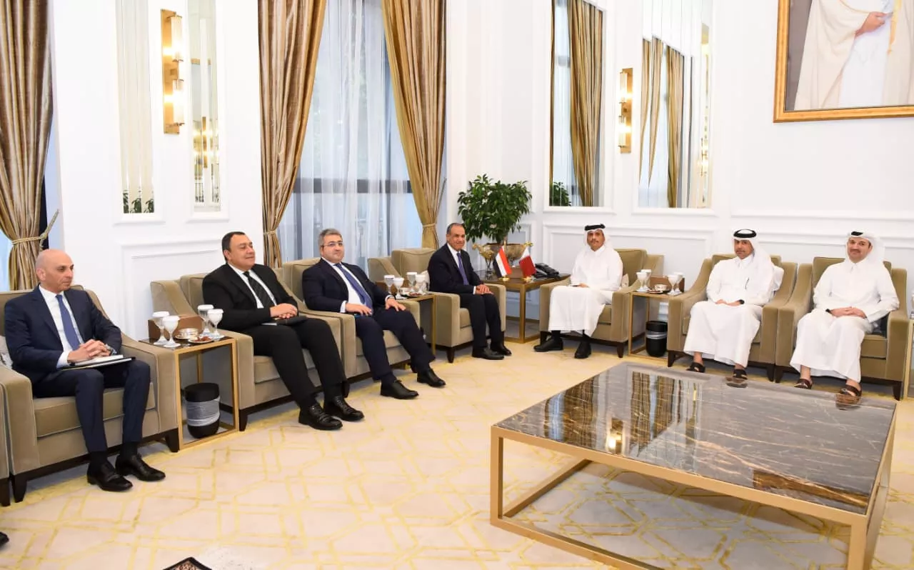 وزير الخارجية يعقد مباحثات مع نظيره القطري