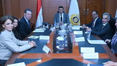 وزير «الصناعة» يبحث تعزيز التعاون مع «الأوروبي لإعادة الإعمار» بمجال الاقتصاد الأخضر