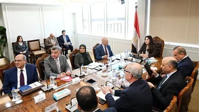 وزيرة «الإسكان» تتابع جهود توطين صناعة مهمات مشروعات مياه الشرب والصرف الصحي