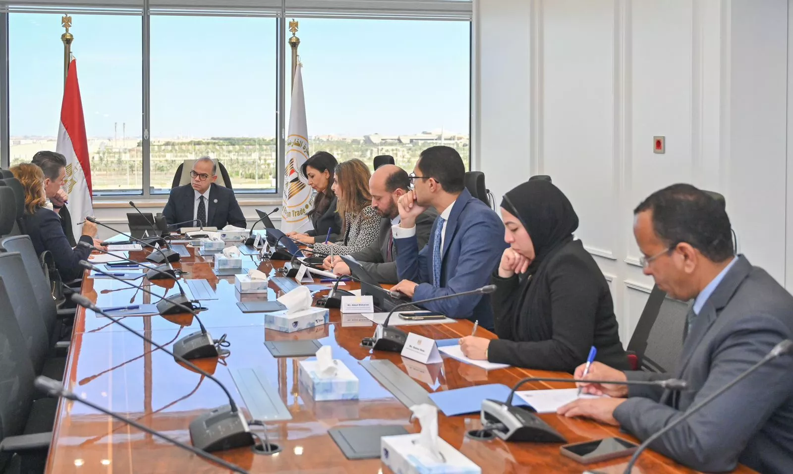 وزير الاستثمار يلتقي بوفد البنك الأوروبي