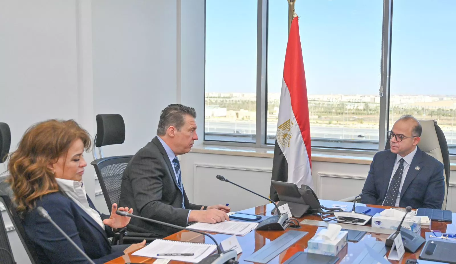 وزير الاستثمار يلتقي بوفد البنك الأوروبي