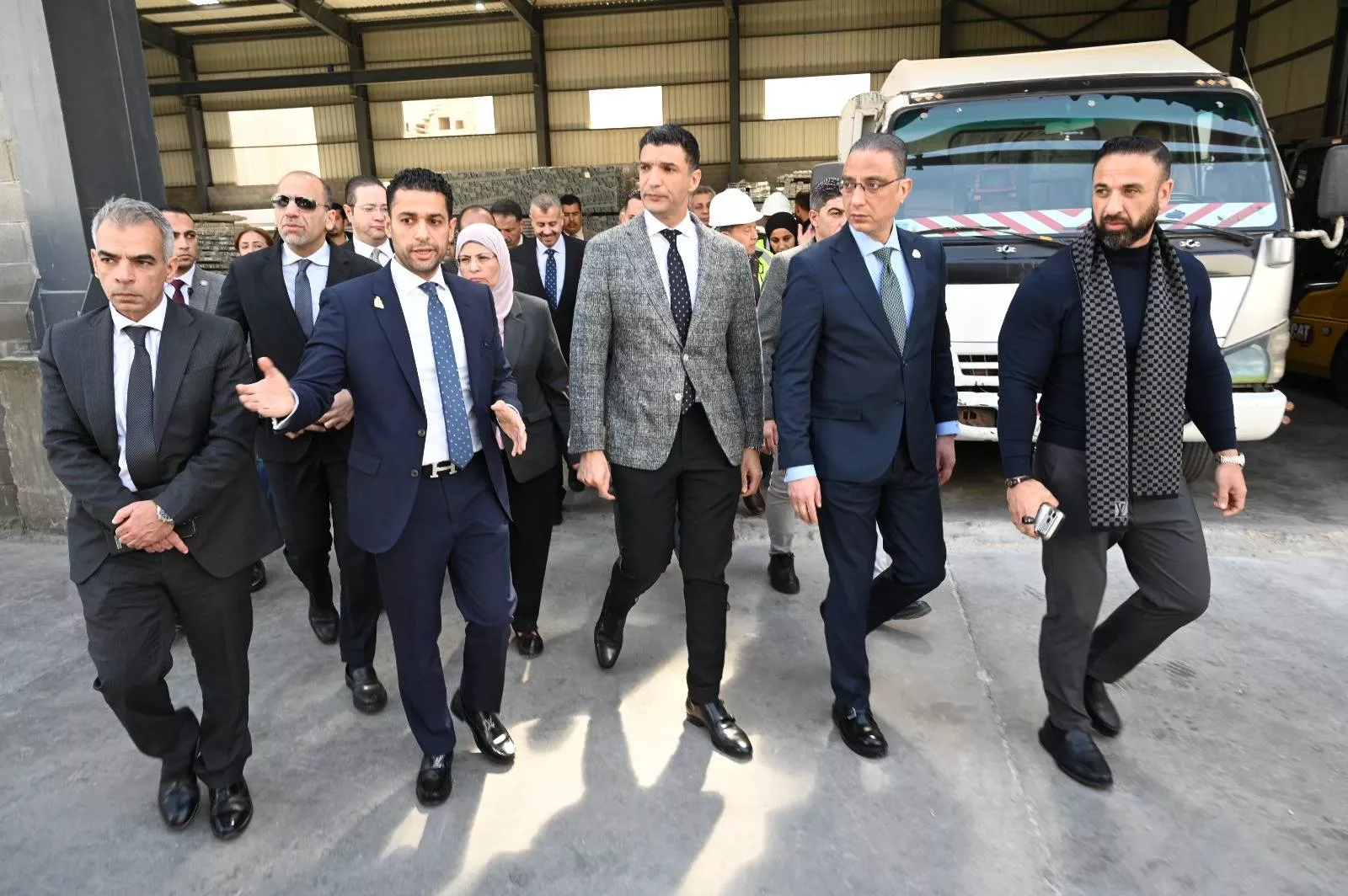 وزير الصناعة ومحافظ الجيزة يتفقدان مصنع زجاج وألومنيوم بأكتوبر
