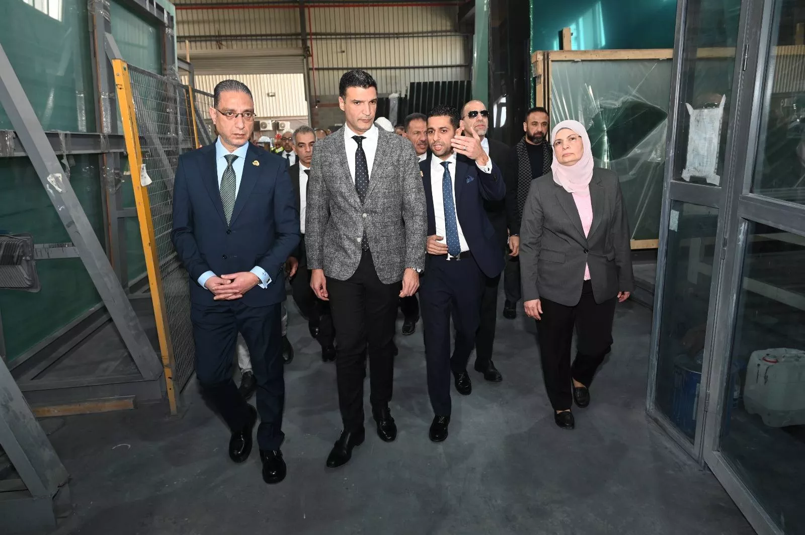 وزير الصناعة ومحافظ الجيزة يتفقدان مصنع زجاج وألومنيوم بأكتوبر