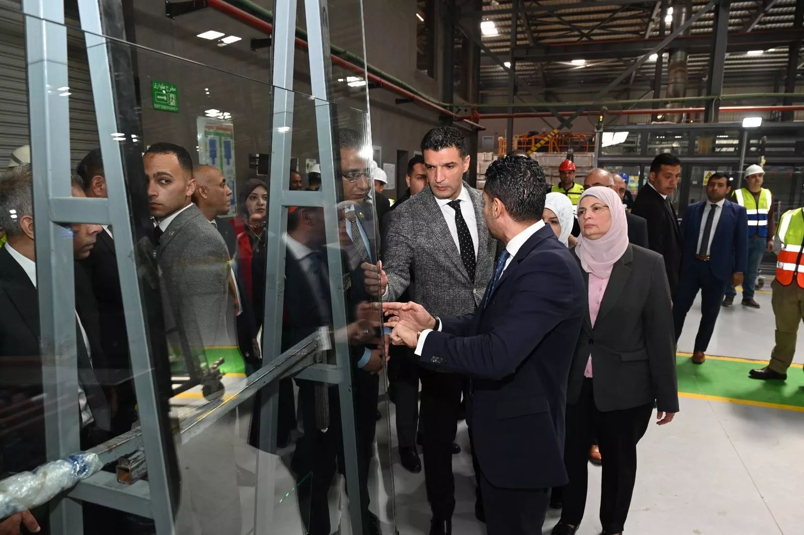 وزير الصناعة ومحافظ الجيزة يتفقدان مصنع زجاج وألومنيوم بأكتوبر
