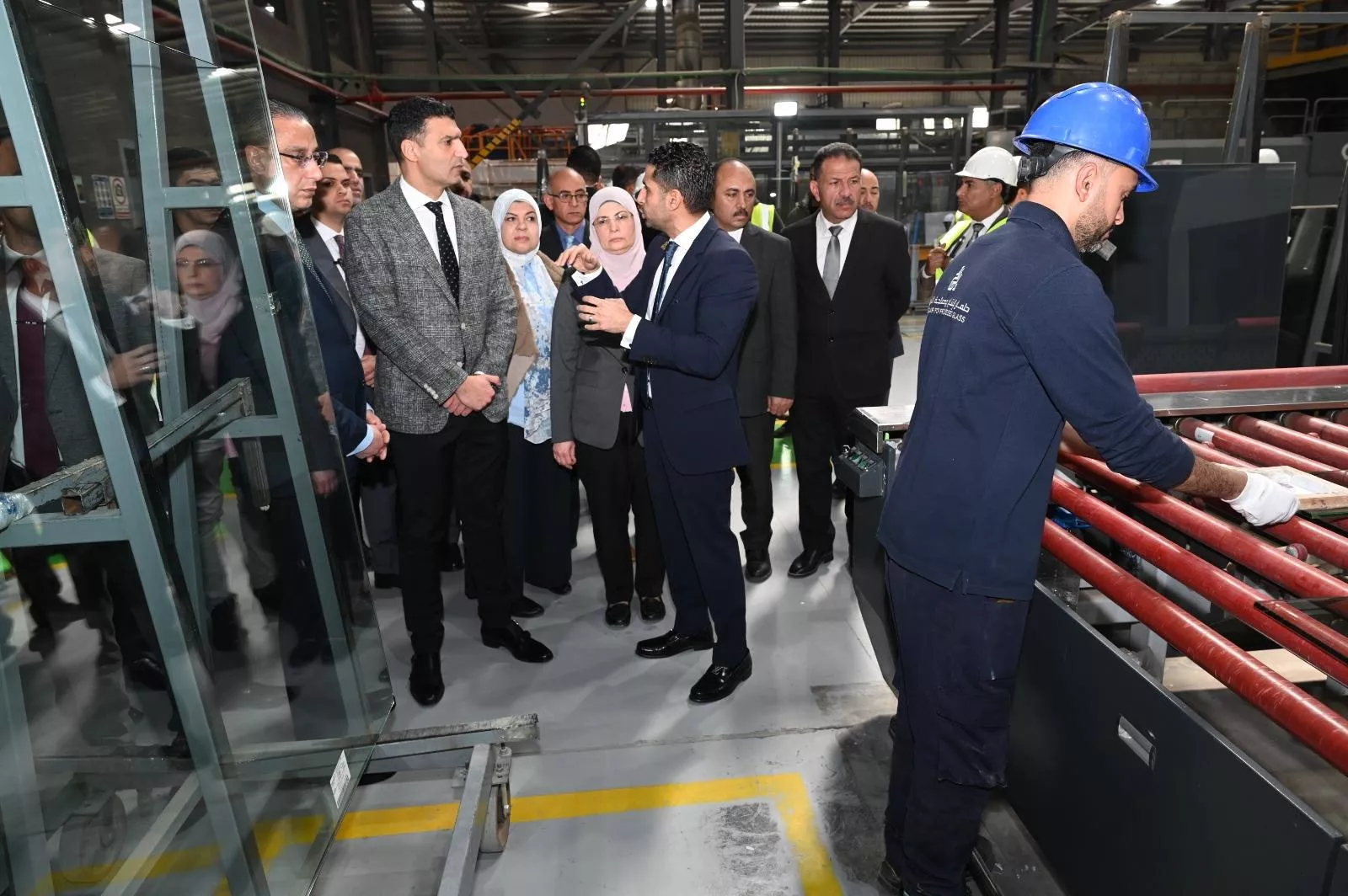 وزير الصناعة ومحافظ الجيزة يتفقدان مصنع زجاج وألومنيوم بأكتوبر