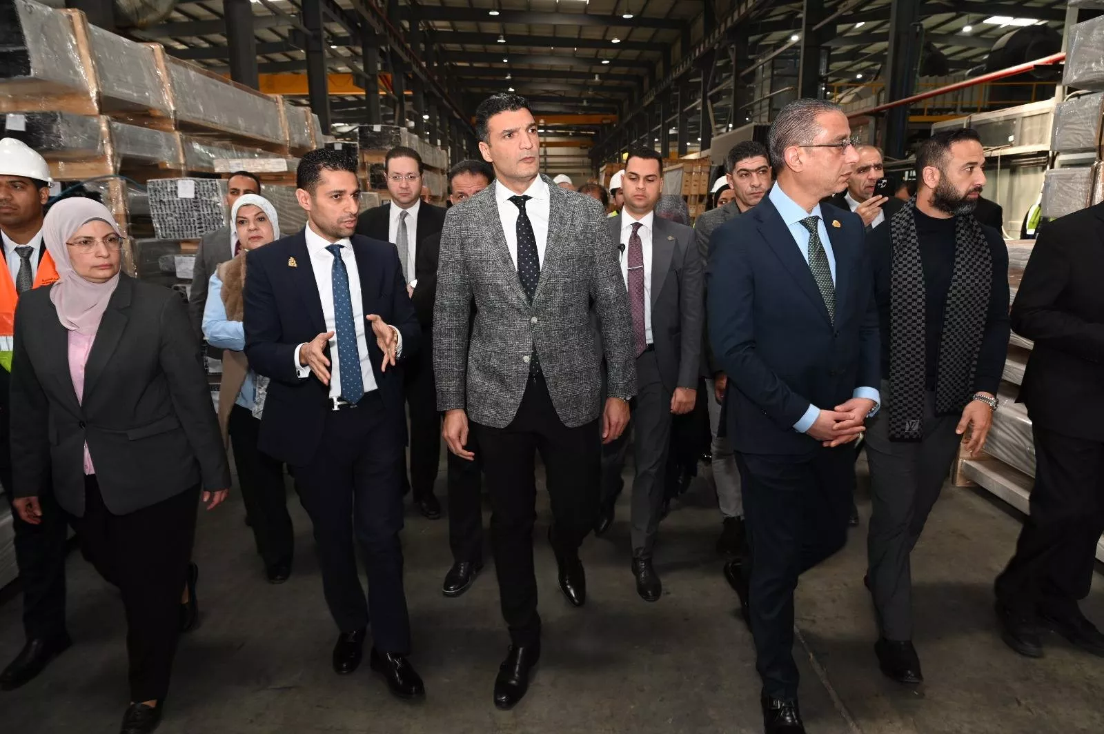وزير الصناعة ومحافظ الجيزة يتفقدان مصنع زجاج وألومنيوم بأكتوبر
