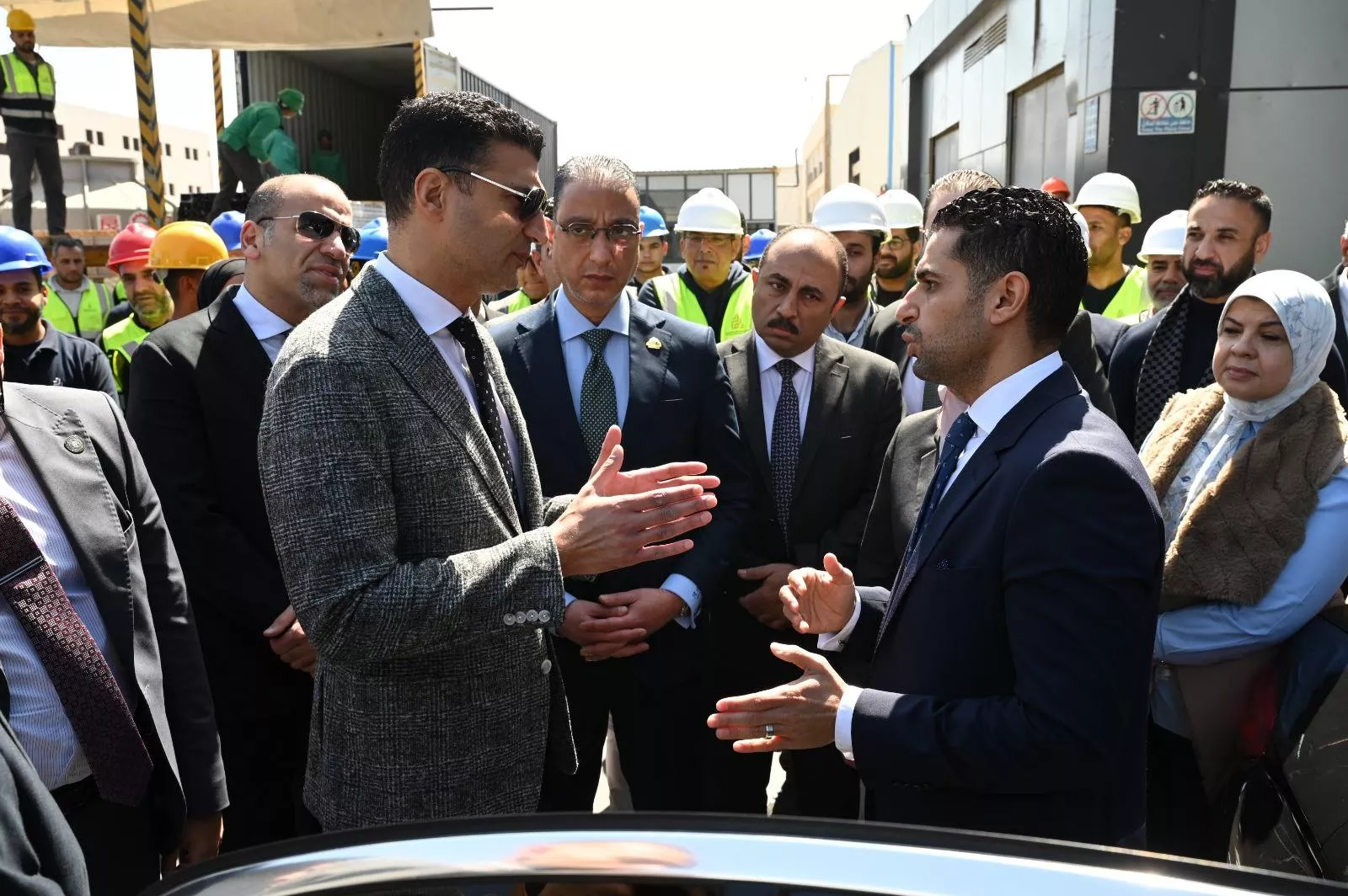 وزير الصناعة ومحافظ الجيزة يتفقدان مصنع زجاج وألومنيوم بأكتوبر